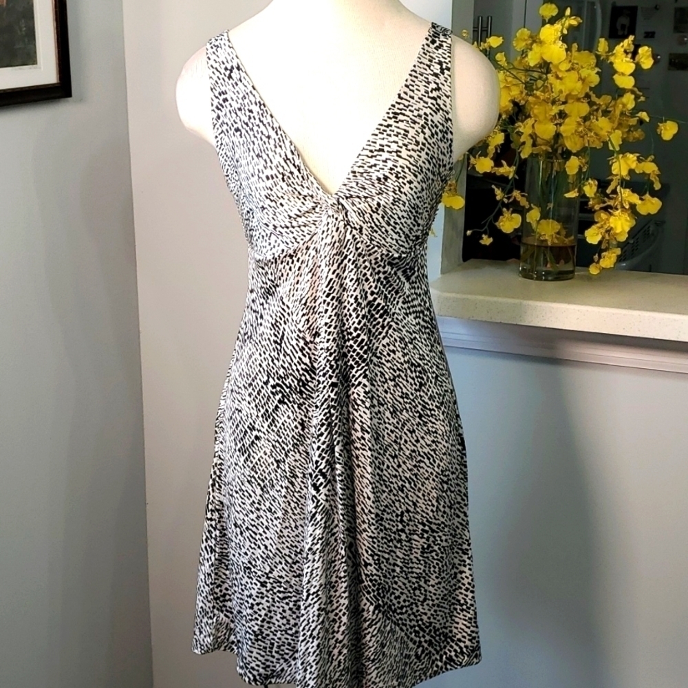 New York & Co. Vintage Y2K Black & white. V neck with a knot. Career flattering.